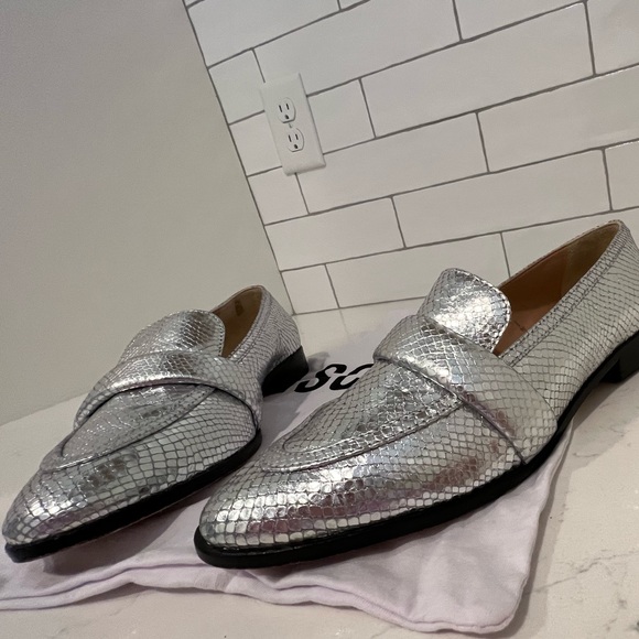 Schutz Silver Snakeskin Leather Loafers. Size 7. GUC! Dustbag included. - Picture 11 of 16